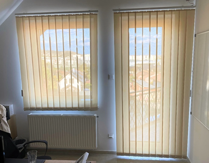 Szalagfüggöny Budapest erkélyajtókra és ablakokra – beige árnyékoló