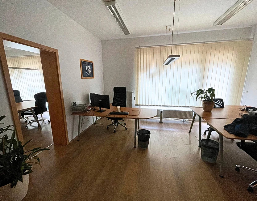 Szalagfüggöny Budapest irodáiba – világos árnyékoló az RKSZ Árnyékolás Kft.-től